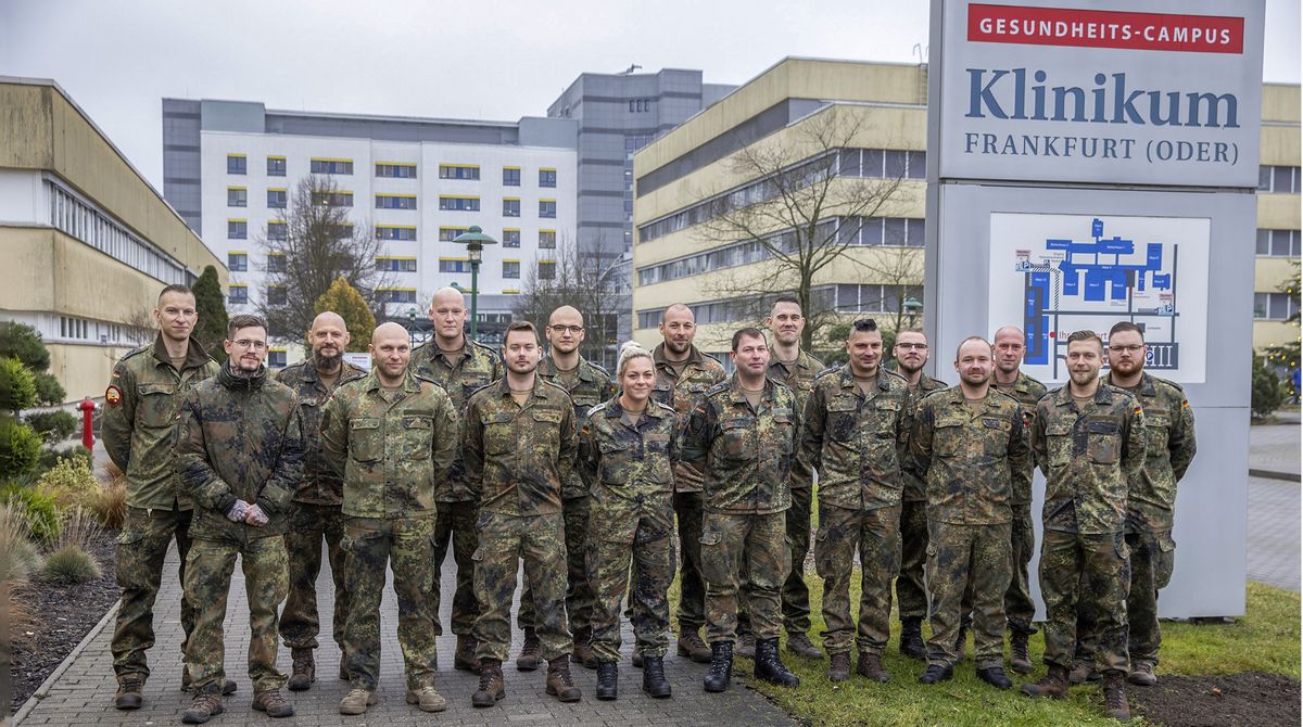 Bundeswehrsoldatinnen Und Bundeswehrsoldaten Unterstützen Die Arbeit Im ...